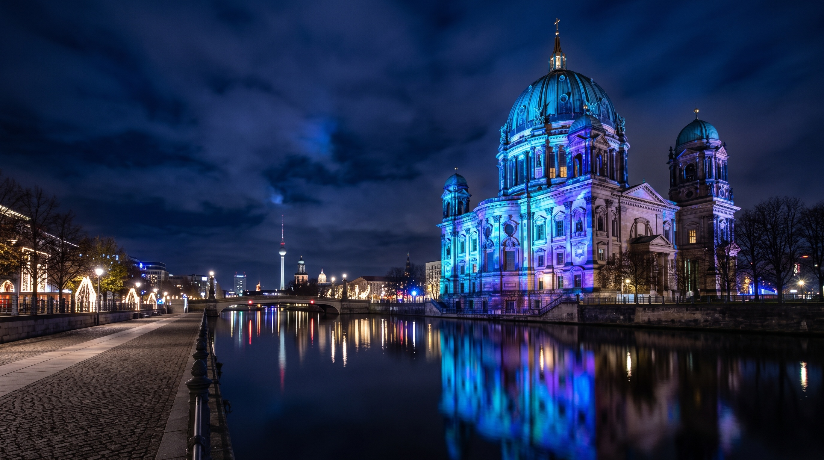 Festival of Lights in Berlin mit beleuchteter Stadtkulisse an der Spree