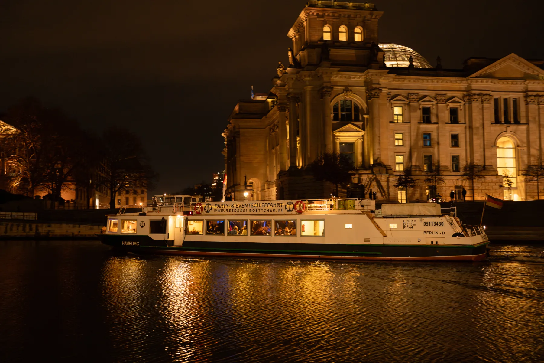 MS Hamburg bei einer winterlichen Abendfahrt durch Berlin