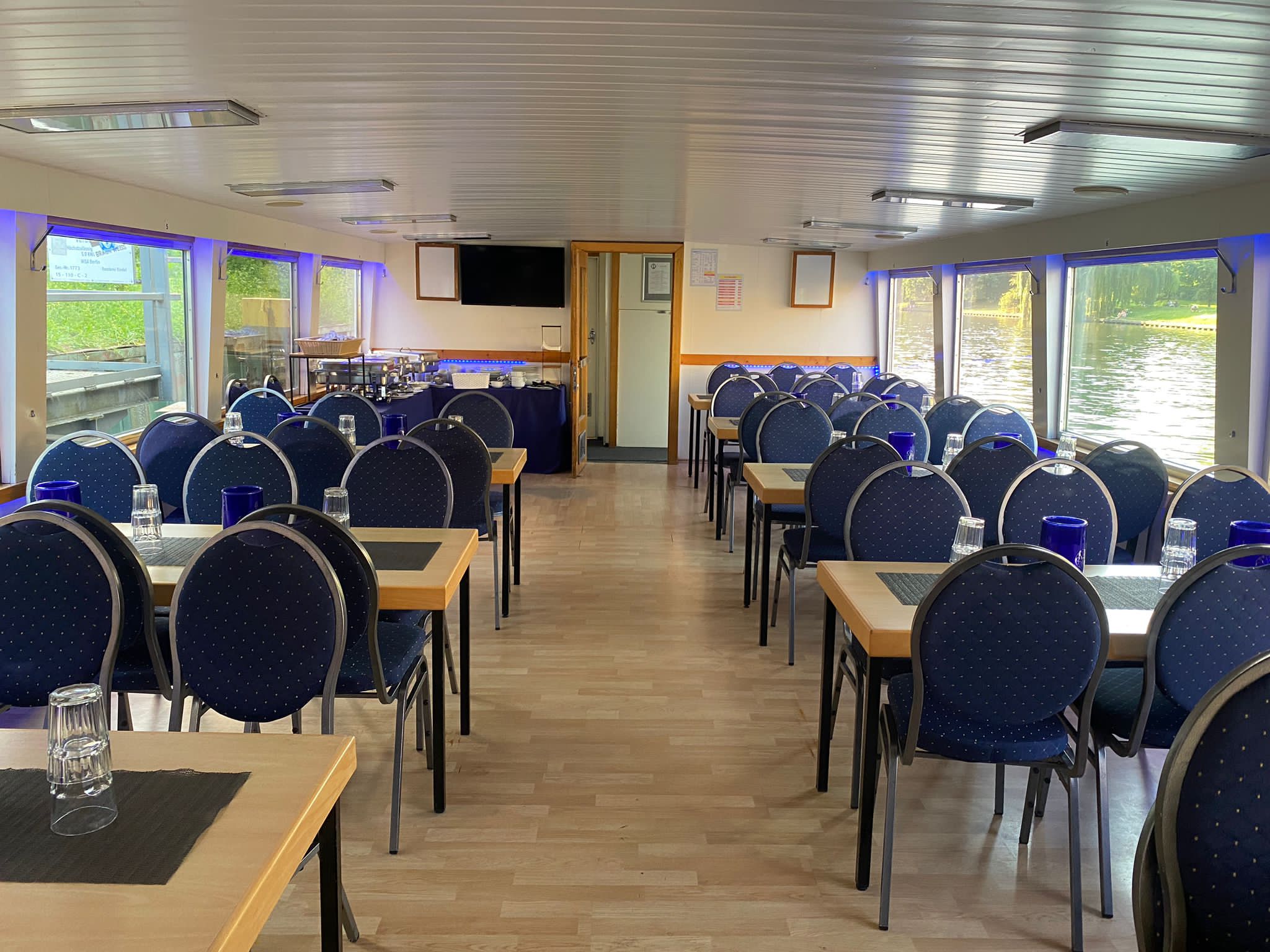 Beheizter, eingedeckter Salon der MS Hamburg im Winter
