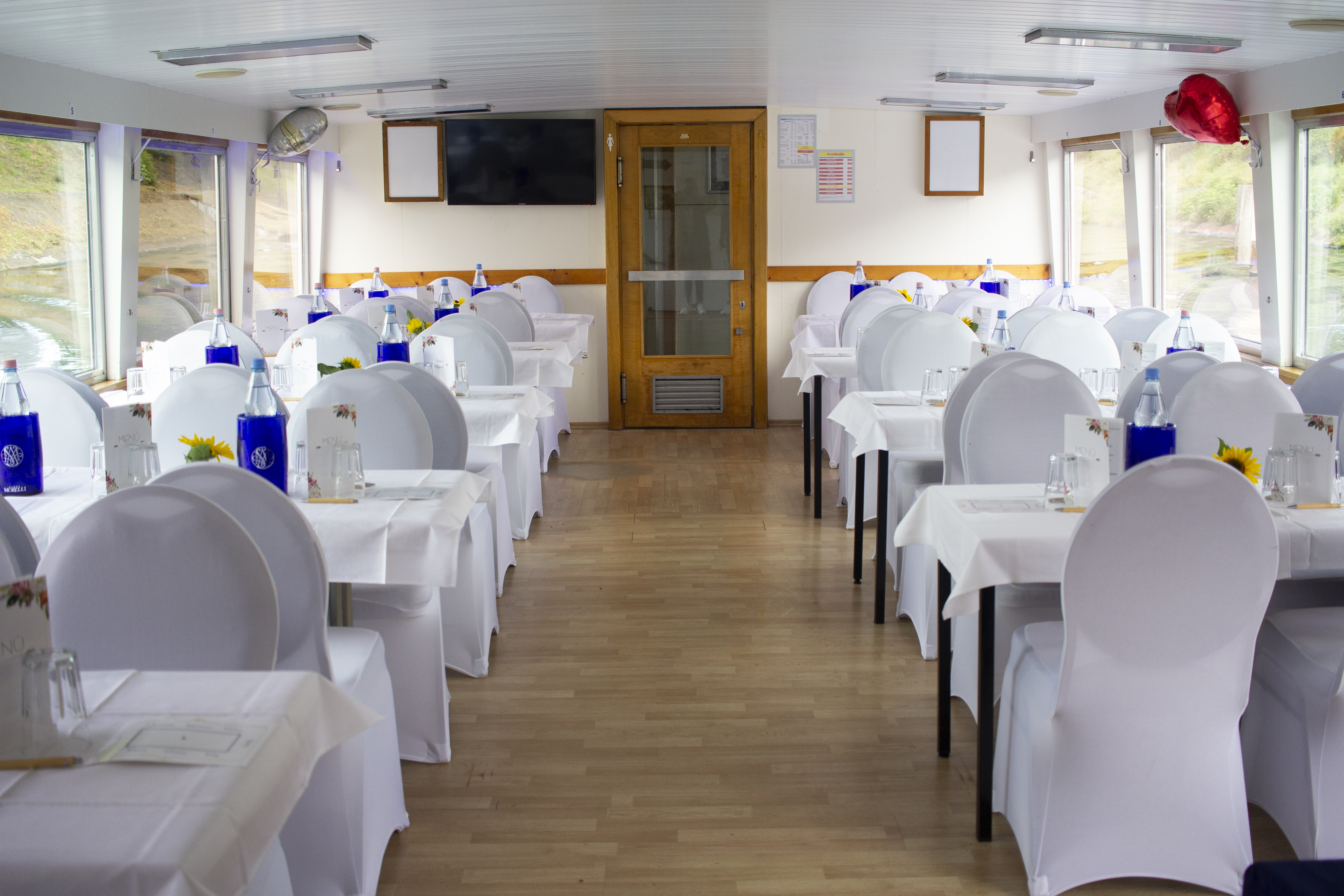 Für eine Hochzeit festlich dekorierter Salon der MS Hamburg