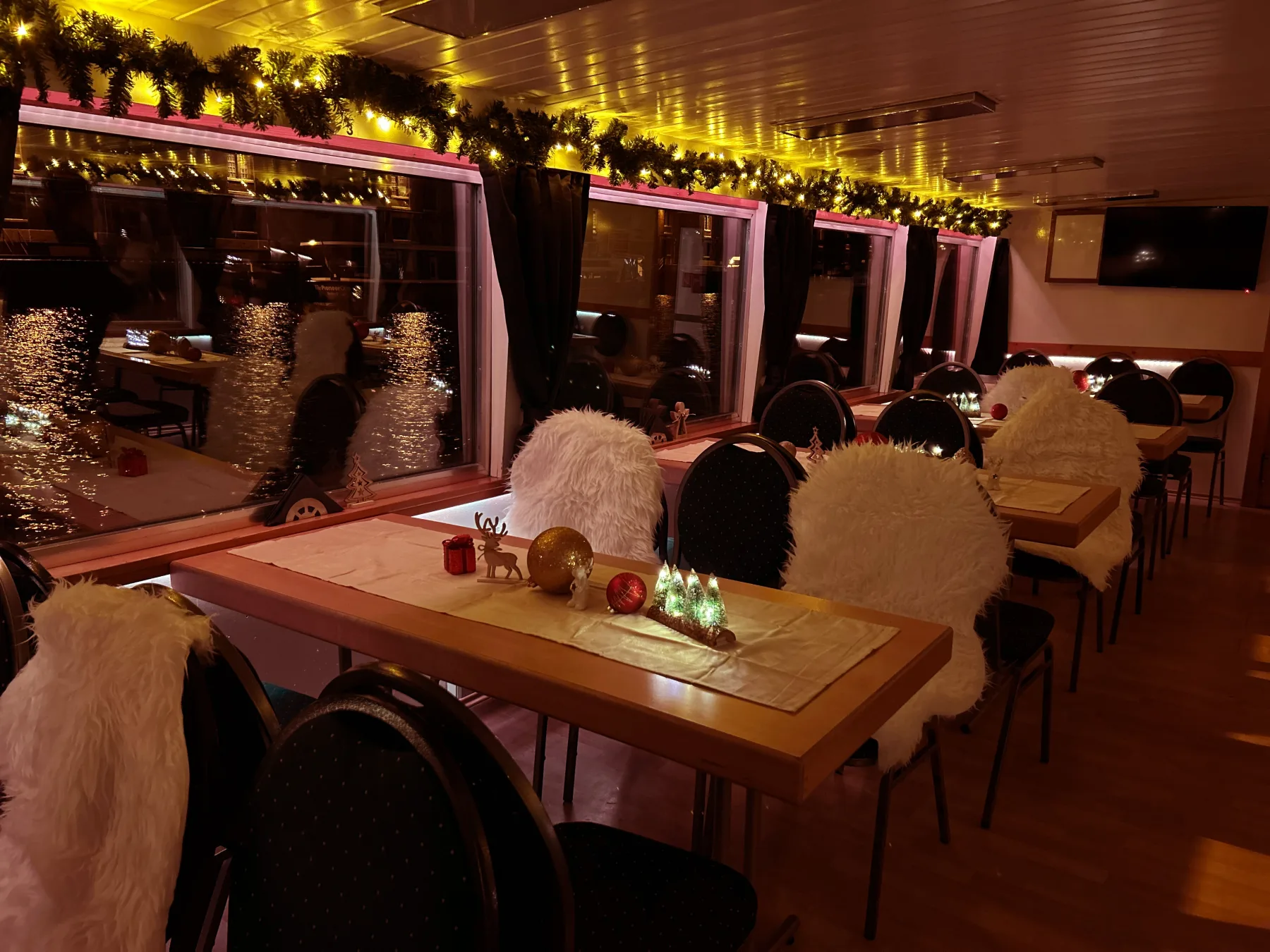 Weihnachtliche Atmosphäre an Bord der MS Hamburg