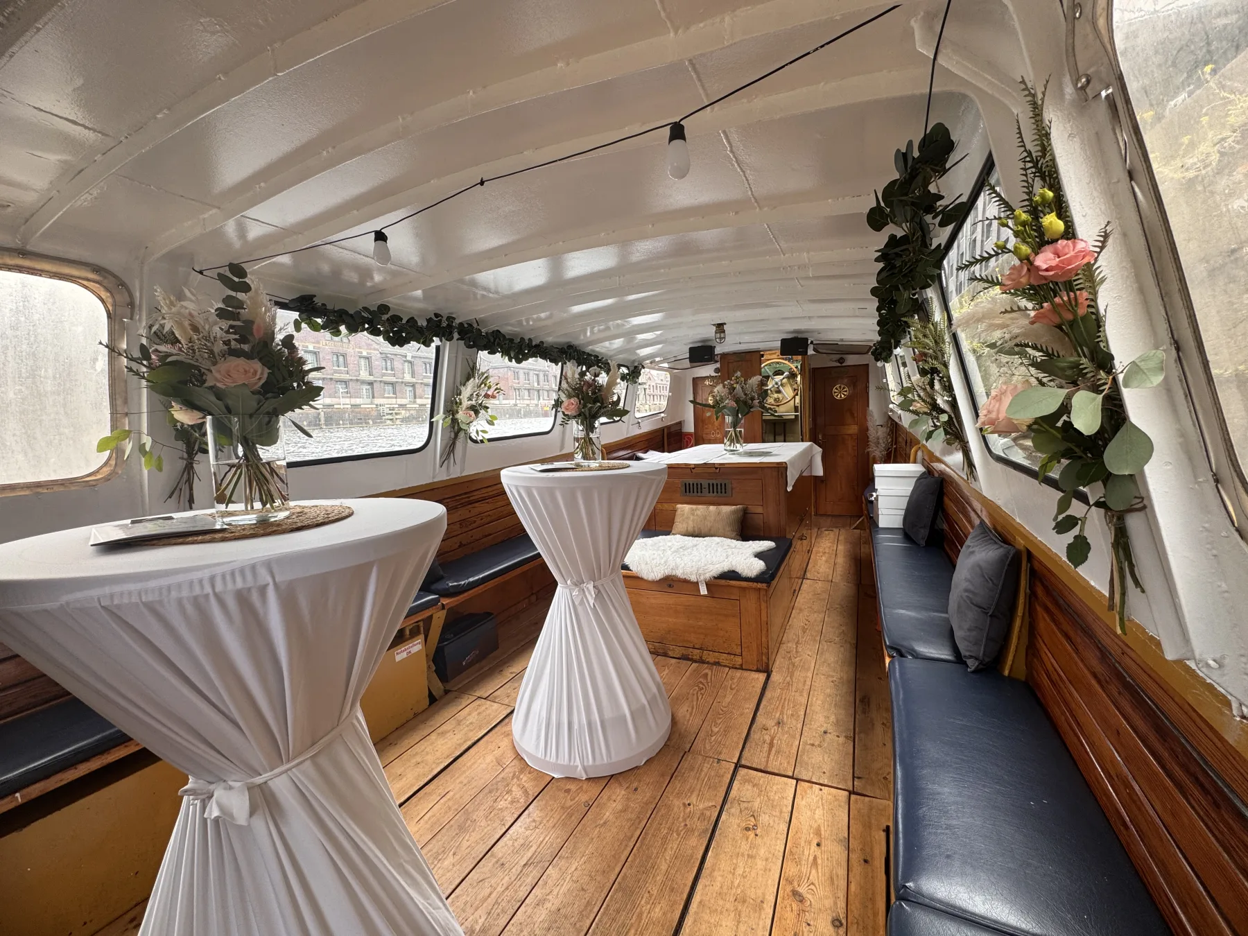 Für eine Hochzeit dekorierte MS Sylvia