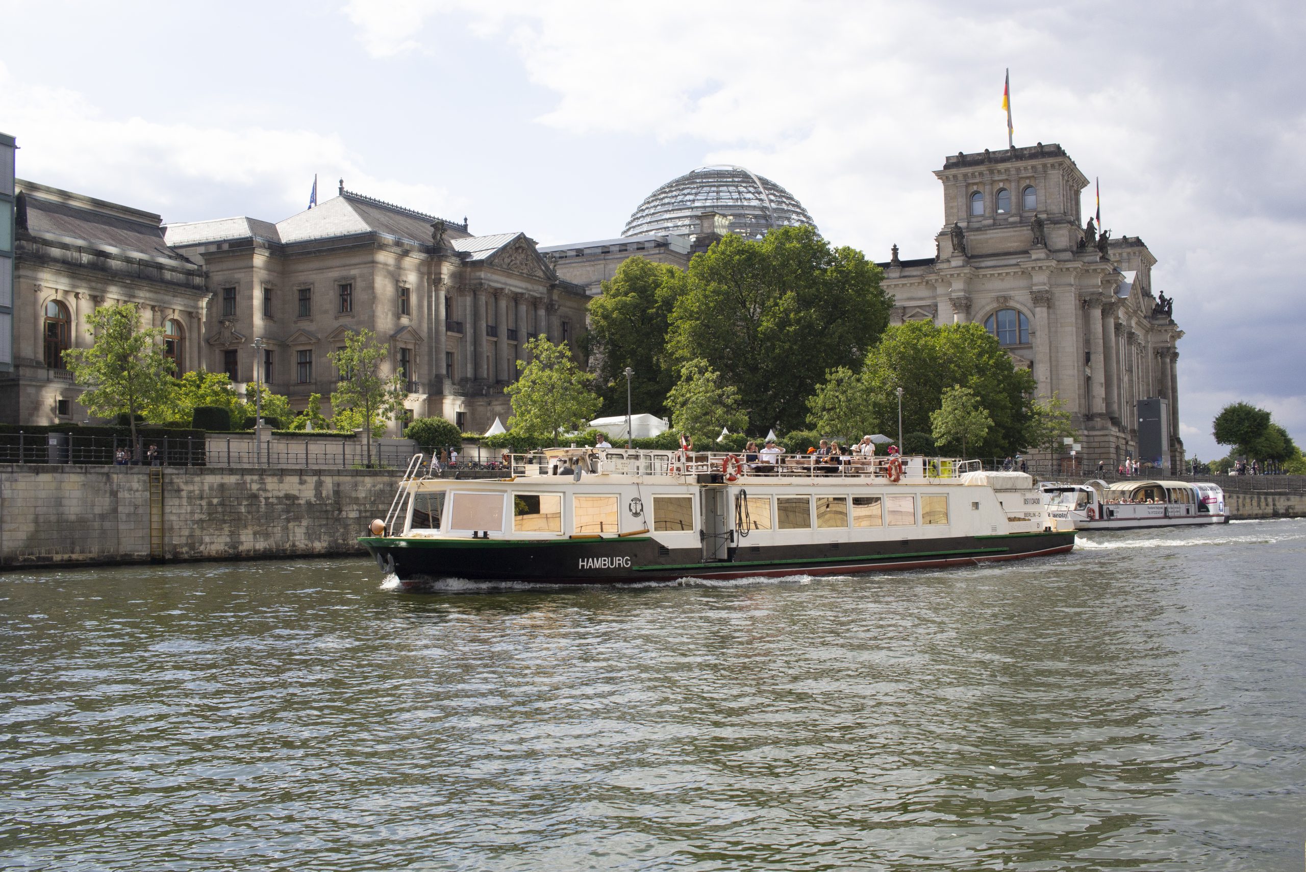 Schiff Hamburg vorm Reichstag