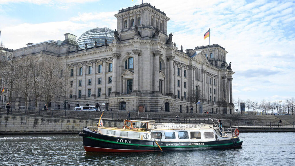 Sylvia vorm Reichstagsgebäude