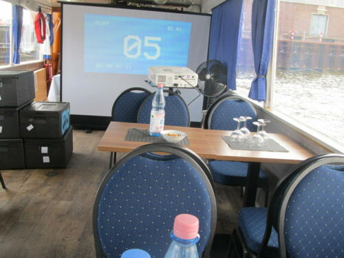 Firmenmeeting mit Beamer und Leinwand auf der MS Saga